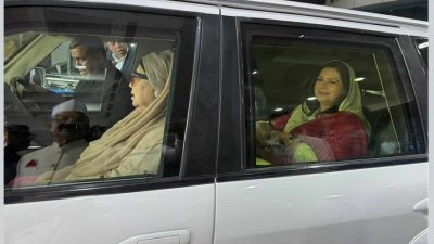 বিমানবন্দরের আনুষ্ঠানিকতা শেষে ১১টা ২০ মিনিটে আলাদা একটি গাড়িতে উঠে বাসভবন গুলশানের দিকে রওনা হন খালেদা জিয়া