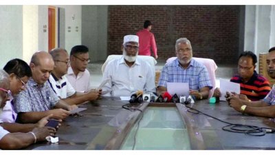 রংপুর জেলা মোটর মালিক সমিতি কার্যালয়ে সংবাদ সম্মেলনে নেতৃবৃন্দ