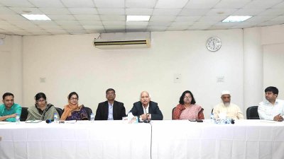 কর্মশালায় বিশ্ববিদ্যালয় মঞ্জুরি কমিশনের (ইউজিসি) চেয়ারম্যান অধ্যাপক ড. এসএমএ ফায়েজসহ অন্য অতিথিরা