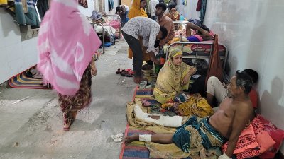 হাসপাতালে আহত কৃষক মুজিবুর রহমান