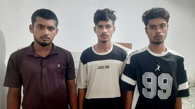 গ্রেফতার তিন জন