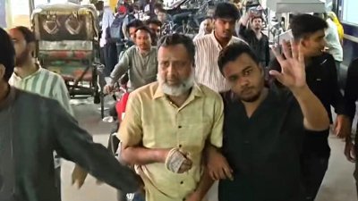 ডা. এস এম মিল্লাতকে ধরে টেনেহিঁচড়ে মারধর করতে করতে ডিবি অফিসে নিয়ে যান এনসিপির নেতাকর্মীরা