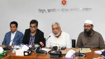 সাংবাদিকদের সঙ্গে কথা বলছেন বিদ্যুৎ, জ্বালানি ও খনিজসম্পদ উপদেষ্টা মুহাম্মদ ফাওজুল কবির খান