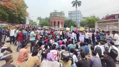 কলেজের বিভিন্ন ছাত্রসংগঠন, সামাজিক সংগঠনসহ বিভিন্ন স্তরের শিক্ষার্থীরা একত্রিত হয়ে এই বিক্ষোভ করছেন