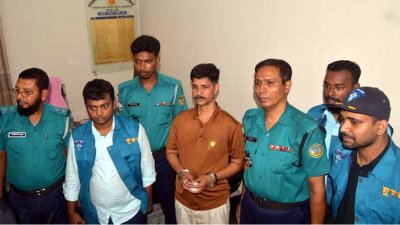 অভিযানে এক দালালকে হাতেনাতে আটক করা হয়