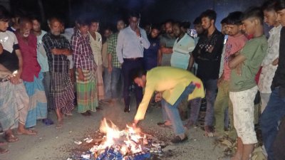 জনসম্মুখে ধ্বংস করা হয় নকল সিগারেট