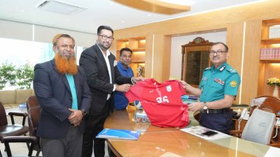 ডিএমপি কমিশনারকে জার্সি দেন বাফুফে প্রতিনিধিরা