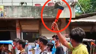 মিছিলে উঁচিয়ে ধরা অস্ত্র