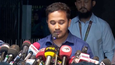 সংবাদ সম্মেলনে কথা বলছেন মীর মাহবুবুর রহমান স্নিগ্ধ
