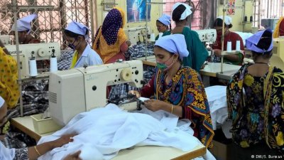 কারখানায় কর্মরত পোশাক শ্রমিকরা (ফাইল ফটো)