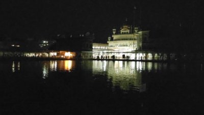 ব্ল্যাকআউট চলাকালে অমৃতসরের স্বর্ণমন্দিরের দৃশ্য। ছবি: পিটিআই।