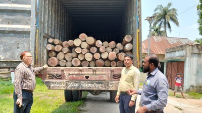 অবৈধ কাঠসহ কাভার্ডভ্যান আটক
