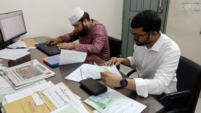 অভিযানে দুদক টিমের সদস্যরা