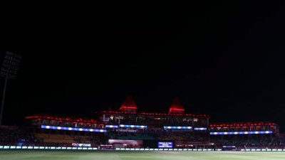 তিনটির মধ্যে দুটি ফ্লাডলাইট অকার্যকর হয়ে পড়ে