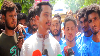 আটোয়ারীতে বার আউলিয়ার মাজারে বার্ষিক ওরস অনুষ্ঠানে সাংবাদিকদের সঙ্গে কথা বলেন সারজিস আলম