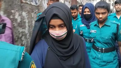 আদালত প্রাঙ্গণে ফারিহা হক ওরফে টিনা
