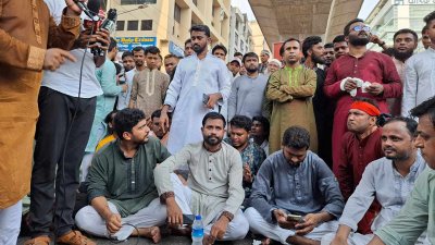 পুরানা পল্টন মোড়ে গণঅধিকার পরিষদের নেতাকর্মীরা অবস্থান নিয়েছেন