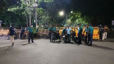 যমুনার সামনে বাহিনীর সতর্ক অবস্থানে রয়েছে আইনশৃঙ্খলা বাহিনী