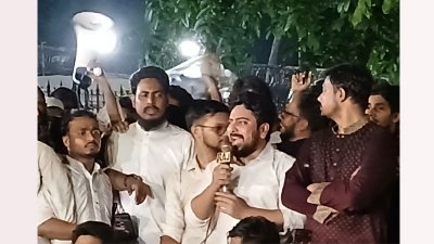 বিক্ষোভ মিছিলে বক্তব্য রাখছেন নাহিদ ইসলাম