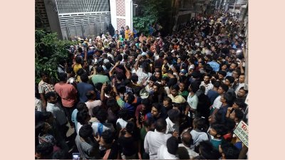 এ সময় শত শত এলাকাবাসী জড়ো হয়ে পুলিশকে বাধা দেয় ও বিক্ষোভ করে