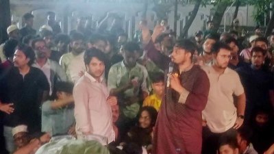 বিক্ষোভ কর্মসূচিতে বক্তব্য রাখছেন এনসিপির মুখ্য সংগঠক নাসির উদ্দিন পাটোয়ারী