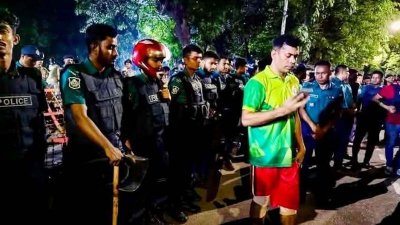 জার্সি পরেই যমুনার সামনে দায়িত্ব পালন করছেন রমনার ডিসি মাসুদ আলম