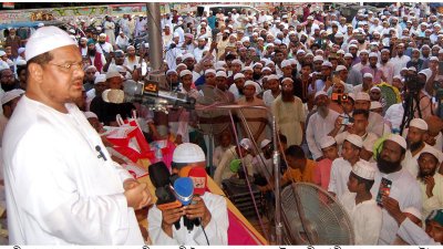 গণসমাবেশে বক্তব্য দিচ্ছেন মুফতি সৈয়দ মুহাম্মাদ রেজাউল করীম