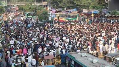 শাহবাগে সড়ক অবরোধ করেছেন আন্দোলনকারীরা (ছবি: নাসিরুল ইসলাম)