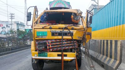 দুর্ঘটনাকবলিত ট্রাক