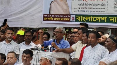 বক্তব্য দিচ্ছেন  জয়নুল আবদিন ফারুক