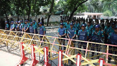 প্রবেশের সব পথে ব্যারিকেড দিয়ে সতর্ক অবস্থানে রয়েছে আইনশৃঙ্খলা রক্ষাকারী বাহিনীর সদস্যরা (ছবি: নাসিরুল ইসলাম)