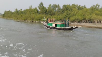 সুন্দরবনে ভারত-বাংলাদেশ সীমান্ত এলাকায় নদীপথ