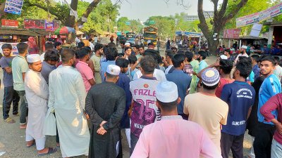 বিশ্ববিদ্যালয়ের প্রধান ফটকের সামনের কুষ্টিয়া-খুলনা মহাসড়ক অবরোধ করেন শিক্ষার্থীরা
