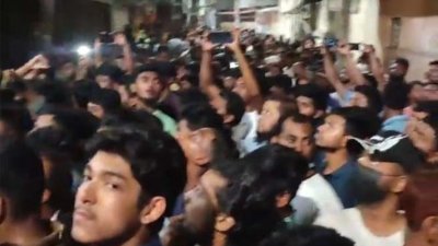 এলাকাবাসীর বিক্ষোভ