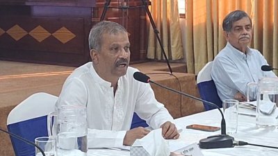 সভায় বক্তব্য রাখছেন ড. আসিফ নজরুল