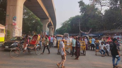 রাস্তা বন্ধ করে শাহবাগে চলছে গণজমায়েত