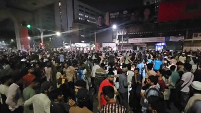 শাহবাগে অবস্থান করছেন আন্দোলনকারীরা