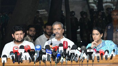 ব্রিফিং করছেন আইন উপদেষ্টা ড. আসিফ নজরুল
