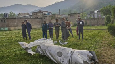 পাকিস্তানকে লক্ষ্য করে ভারতের নিক্ষেপ করা ক্ষেপণাস্ত্রের ধ্বংসাবশেষ। ছবি: এপি।