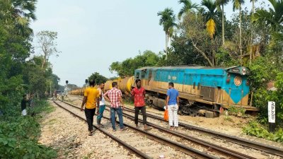 শ্রীমঙ্গল রেলস্টেশন এলাকায় ট্রেনের ইঞ্জিন লাইনচ্যুত হয়েছে