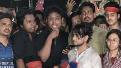 শাহবাগ থেকে নতুন কর্মসূচি ঘোষণা করেন হাসনাত আবদুল্লাহ