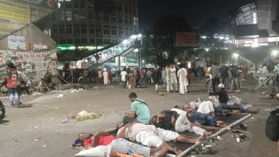 শাহবাগেই ঘুমিয়ে পড়েছেন হাসনাত আবদুল্লাহসহ অনেক আন্দোলনকারী
