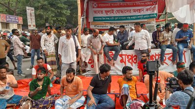 শাহবাগ অবরোধ করে রেখেছেন জুলাই আহতরা