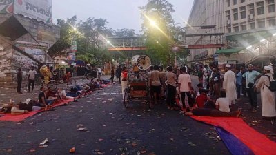 এনসিপি ও অন্যান্য দলের নেতাকর্মীরা রাত ৪টায় চলে যাওয়ার পর একই মঞ্চে অবস্থান নেন জুলাই গণঅভ্যুত্থানে আহত ও শহীদ পরিবারের সদস্যরা