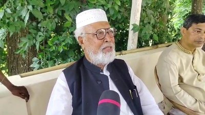 কালিহাতী উপজেলার ছাতীহাটি গ্রামে এলাকার মানুষের সঙ্গে সাক্ষাৎ করতে এসে সাংবাদিকদের সঙ্গে কথা বলেন কাদের সিদ্দিকী