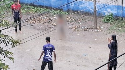 বৃষ্টিতে ভিজে উল্লাস করেন কিশোর-কিশোরীরা