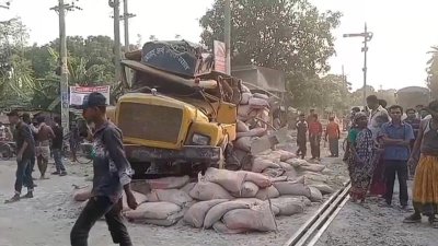 সংঘর্ষে দুমড়ে-মুচড়ে যাওয়া ট্রাক