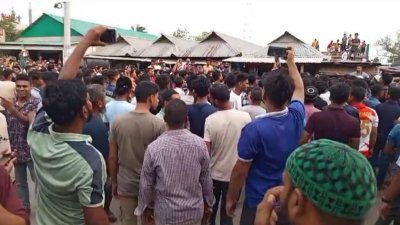 ঘটনার পর শ্রমিকরা কারখানার বাইরে বিক্ষোভ করেন