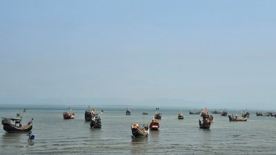টেকনাফে নাফ নদে জেলেদের মাছ ধরা নৌকা
