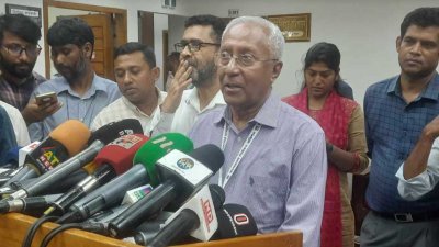 সাংবাদিকদের ব্রিফ করেন নির্বাচন কমিশনের সিনিয়র সচিব আখতার আহমেদ